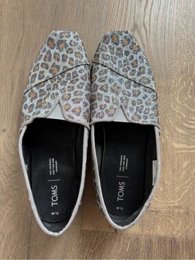 TOMS Women's Metallic Leopard Slip-On Flats in Silver and Bronze